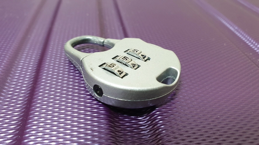 캐리어 자물쇠 비밀번호 변경 모습