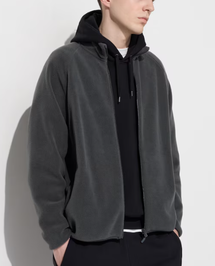 유니클로(Uniqlo) 실용적이고 합리적인 가격의 플리스 제품을 제공하는 브랜드로, 기본적인 디자인에 충실하며 일상에서 쉽게 활용할 수 있는 아이템을 선보입니다.