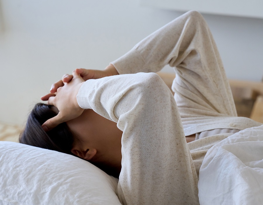 두 손으로 얼굴을 감싸 쥔 여성의 모습