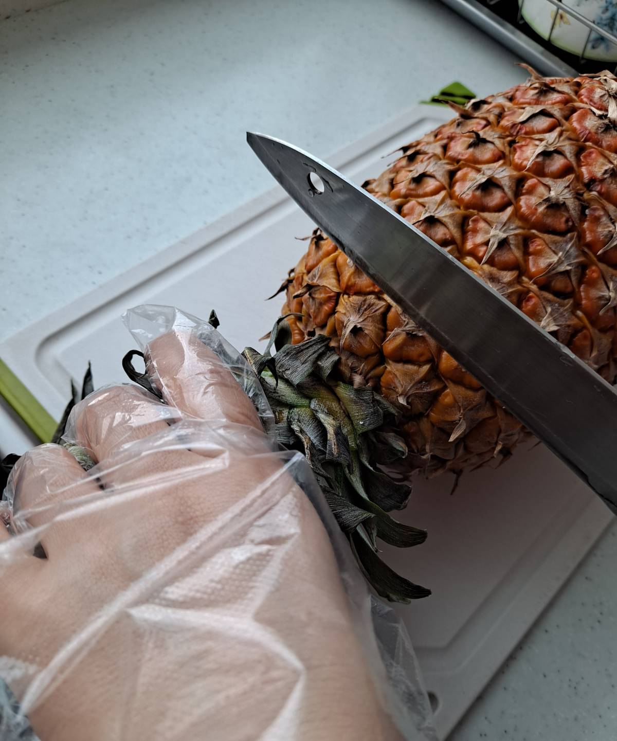 파인애플 밑둥 자르기