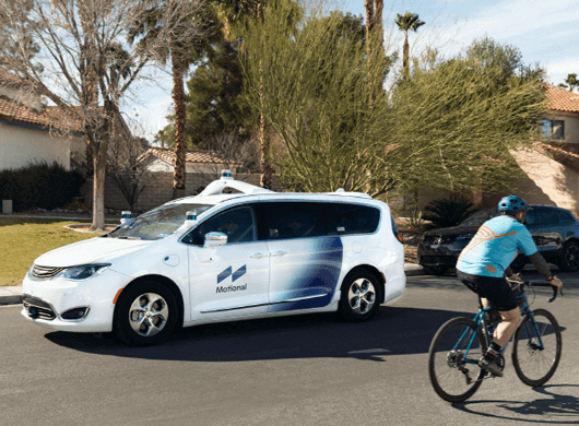 모셔널의-자율주행차가-도로위에-정차하고-있는-모습