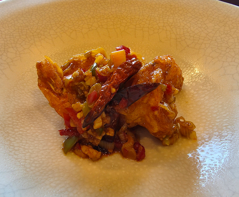 여의도 싱카이, 깐풍새우가 접시에 있다.