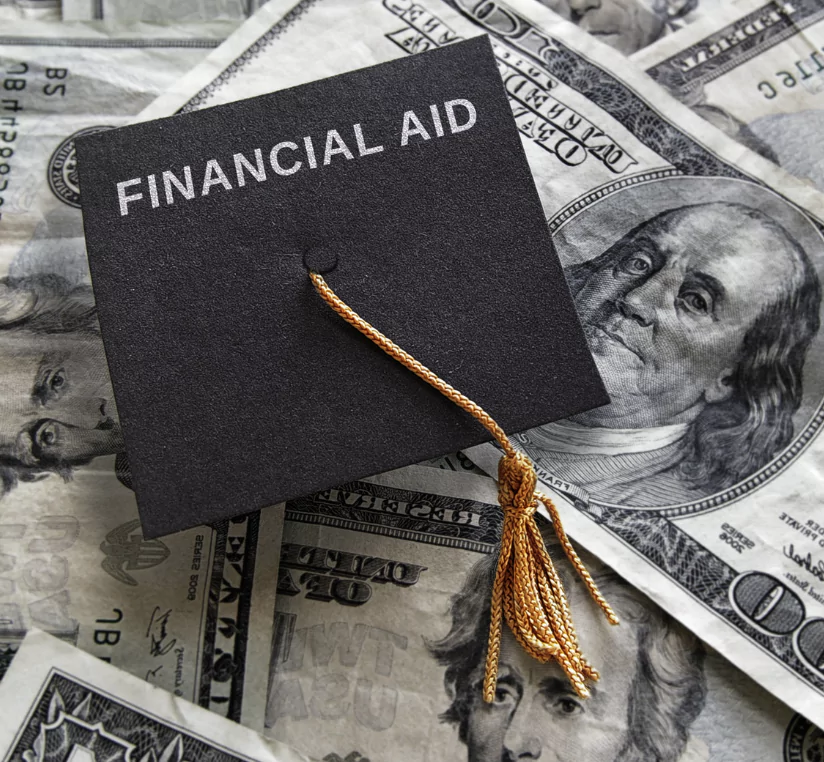 financiial aid 글자가 적힌 사진