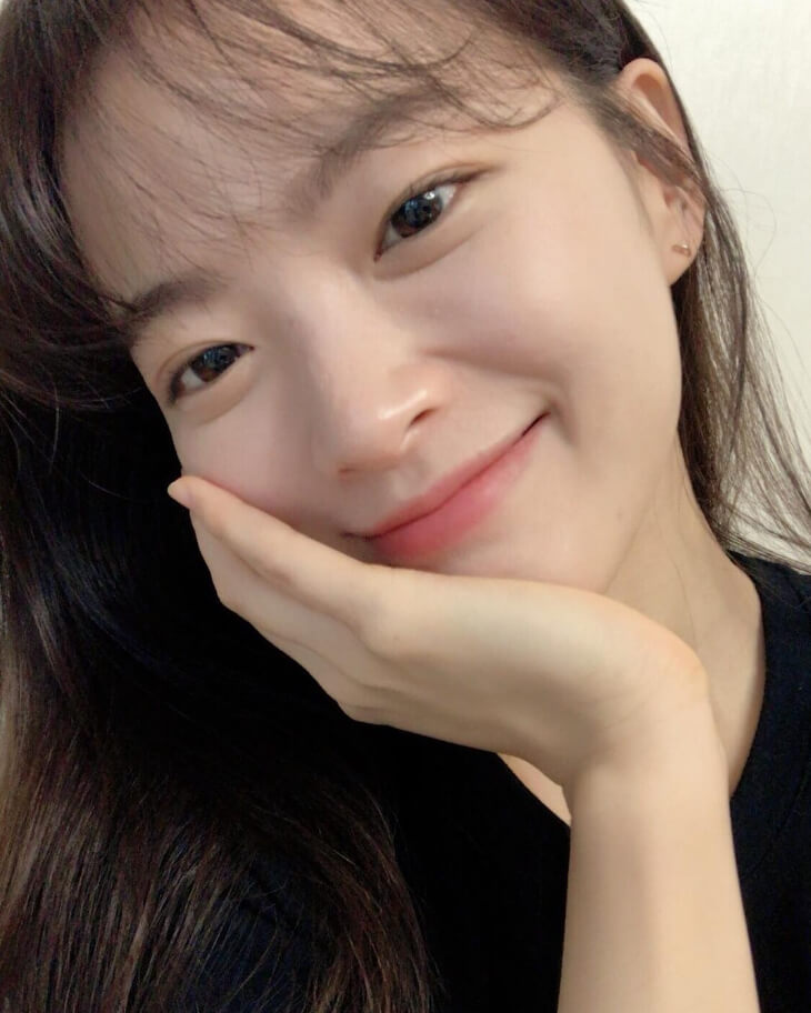 손을턱에대고있는-긴머리여성의모습