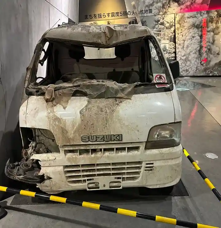 화산폭발 당시를 느끼게 해주는 화산재에 뒤덮인 트럭
