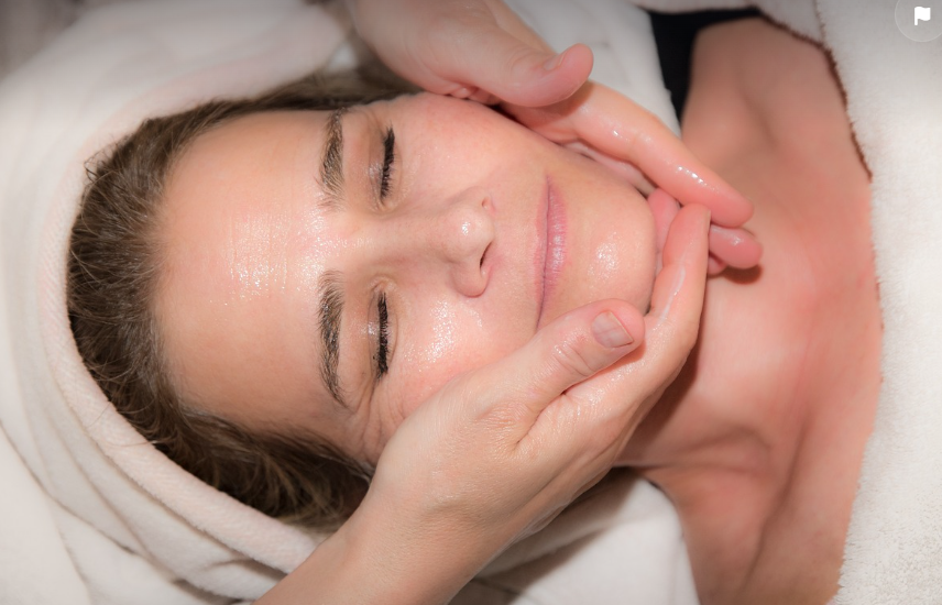 건조한 피부? 이 5가지 습관으로 해결하는 법!