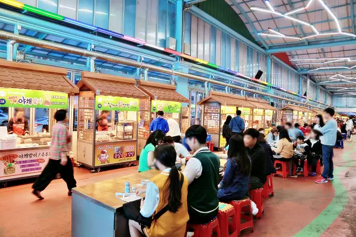 생방송오늘저녁 경주 중앙시장 10첩 백반 칠천원 한식 부페 맛집과 스테이크부터 케밥, 눈꽃 치즈 목살구이 소고기 초밥과 회무침 등 만원에 4개 골라먹는 야시장 맛집