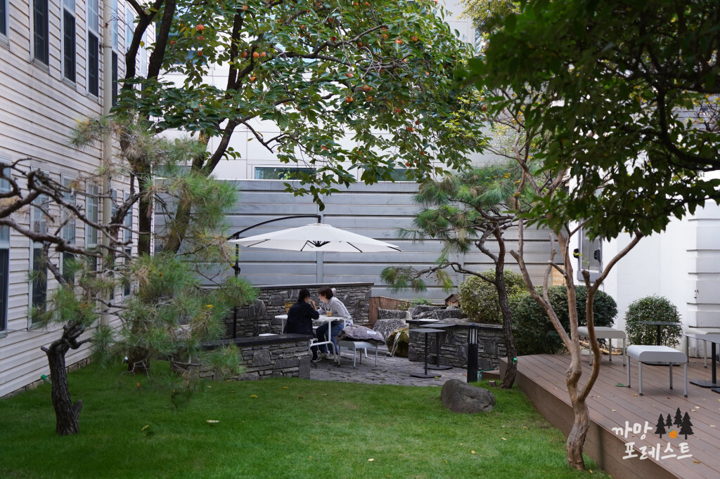 포스톤즈 커피 로스터스 마당