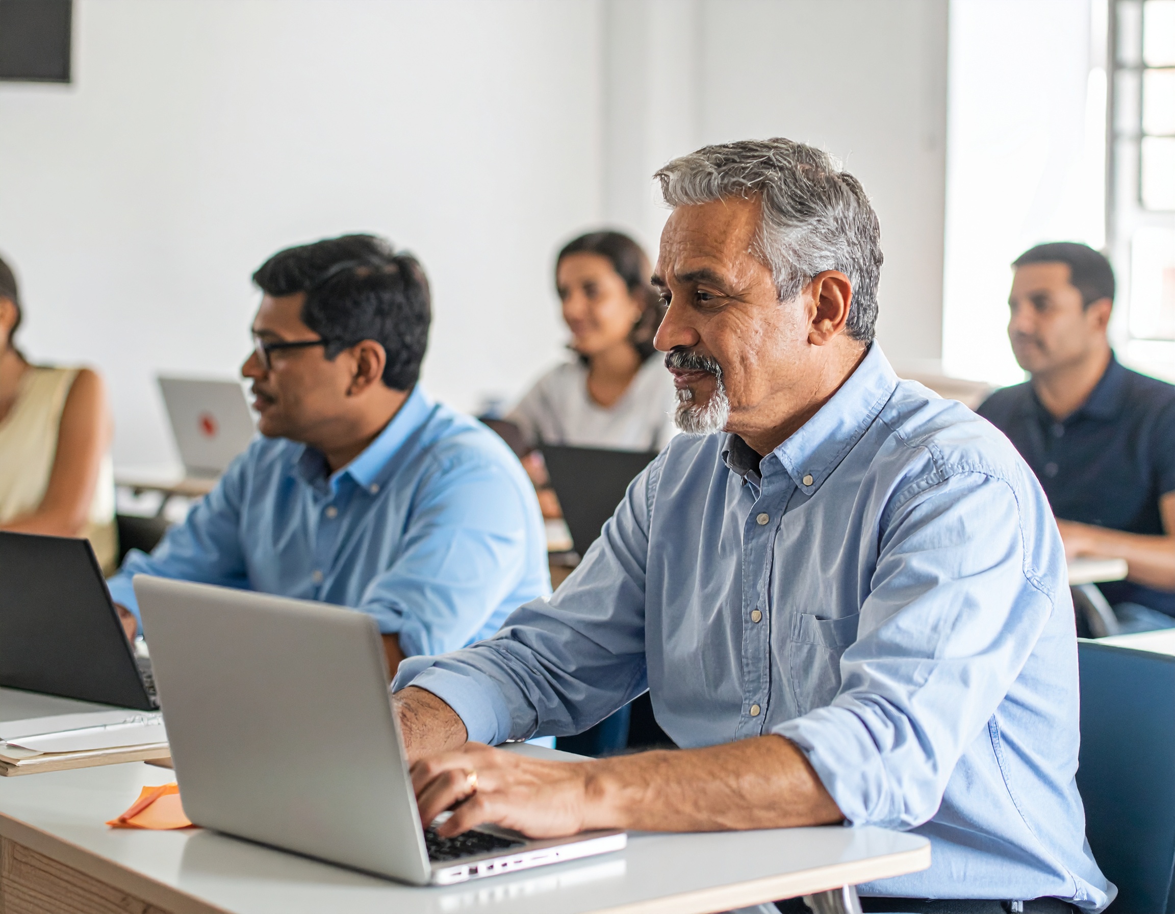 강의실에서 꽃중년 수강생들이 노트북을 켜고 강사의 안내를 받는 모습
