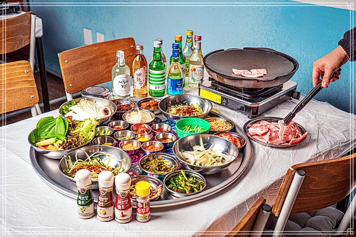 생방송 오늘저녁 수원 인계동 수십가지 반찬, 레트로 옛날 학교 교실 분위기, 냉동 삼겹살 맛집