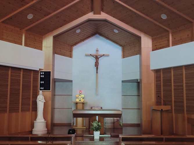 거제 지세포성당 성전 안 제대, 제단, 십자고상, 감실 사진