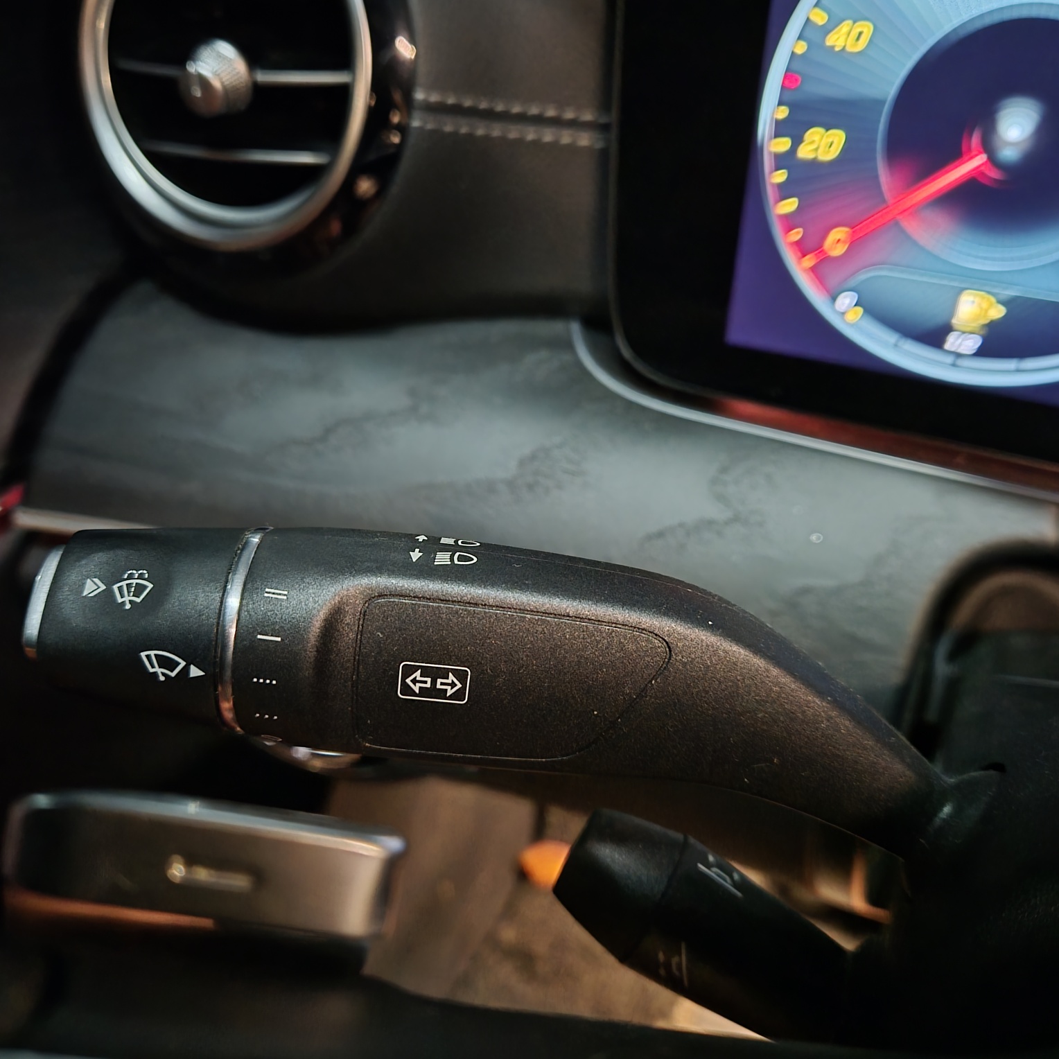 벤츠차량의 좌측 방향지시등레버에서 상향등을 표시하고 있는 모습