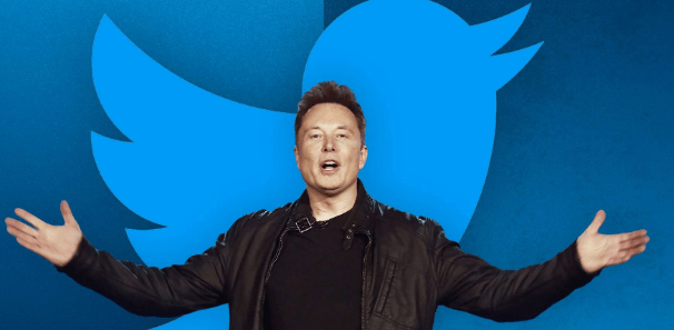 일론 머스크가 트위터 로고 앞에서 말하고 있는 장면