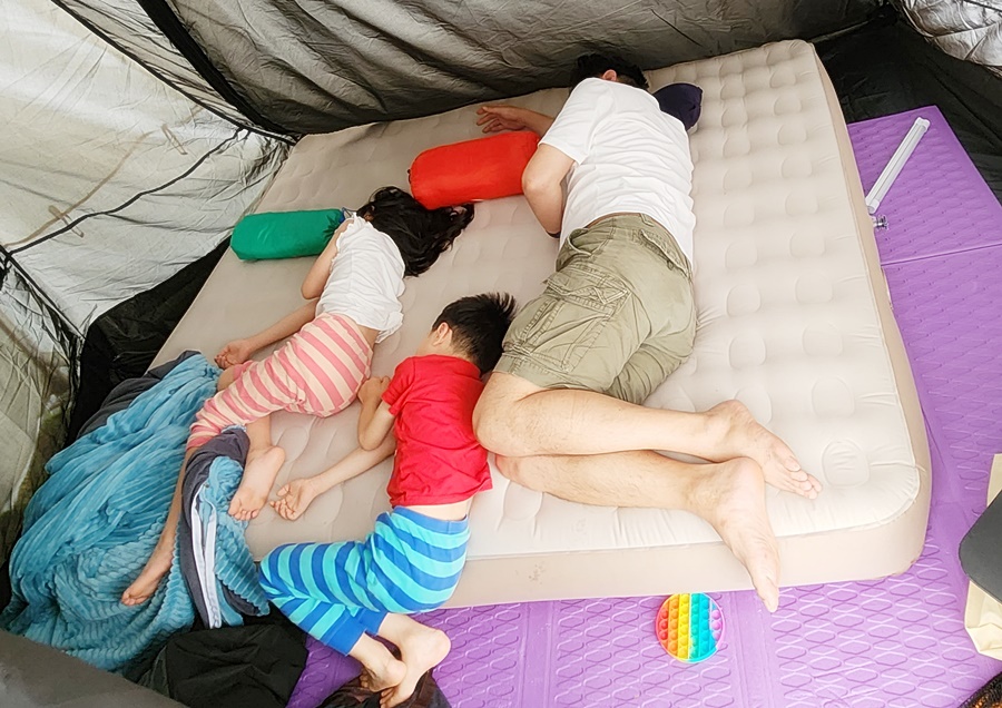 에어메트위에서 같은 포즈로자는 아이들과 루나군