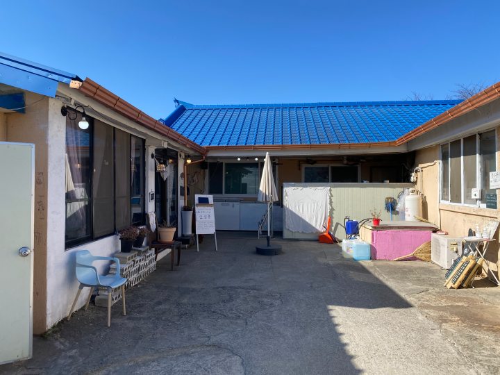 상송식당입구-마당