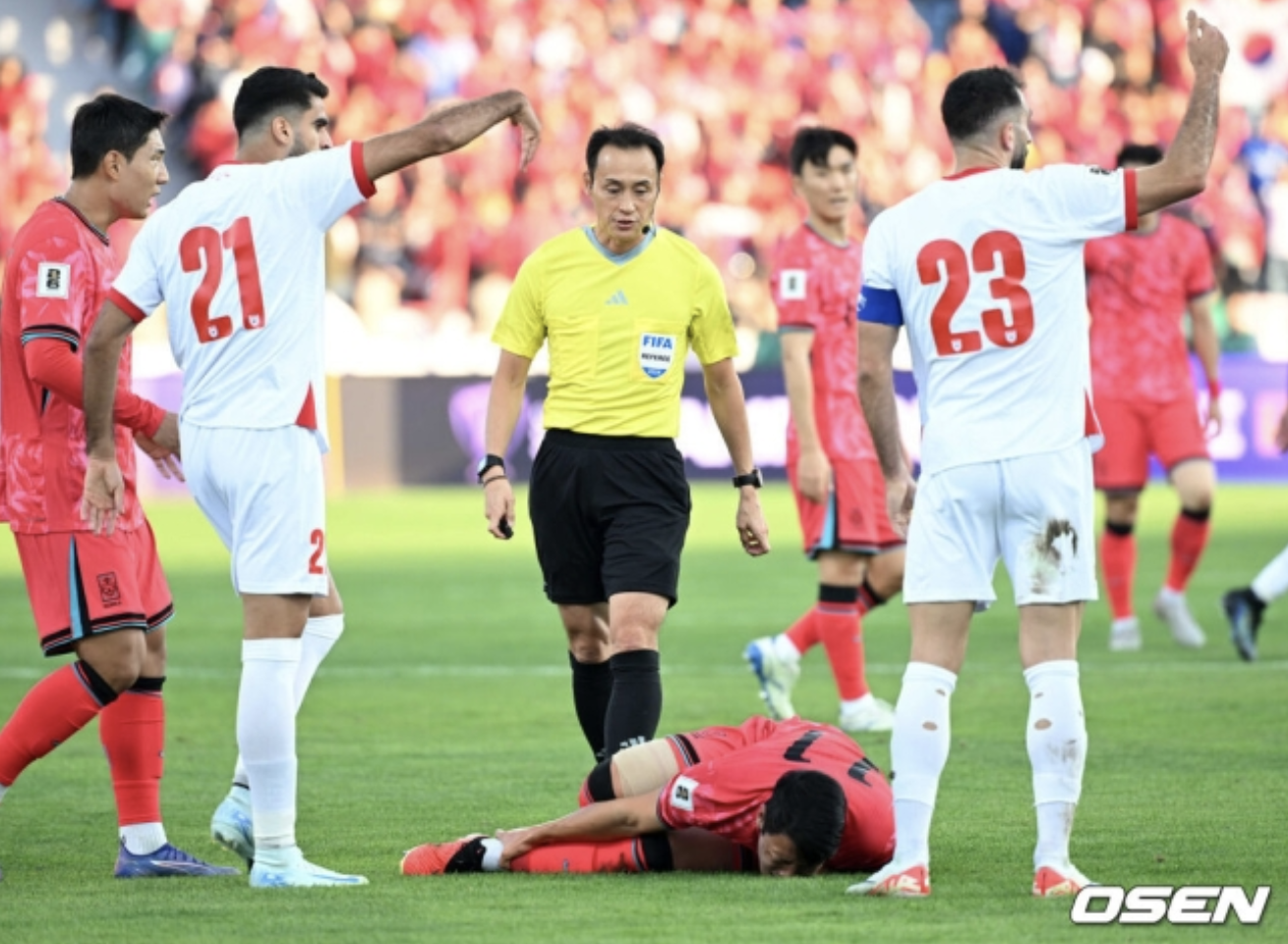 요르단 선수들의 폭력축구와 이를 방치한 심판으로 결국 부상으로 교체당한 황희찬