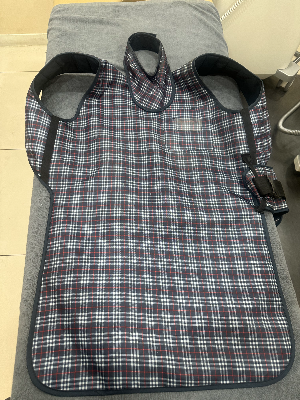 1차 의료기관 방사선실에 비치된 환자 보호용 방사선 차폐 납복과 갑상선 보호대