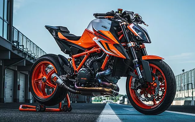 KTM 1290 슈퍼 듀크 R 에보: '더 비스트'의 진화, 압도적인 퍼포먼스와 최첨단 기술의 완벽한 조화