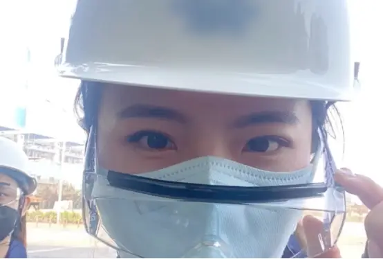 흰색 안전모와 흰마이크를 쓰고 있는 영숙