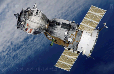 우주 먼지와 우주선 및 은하계 미래