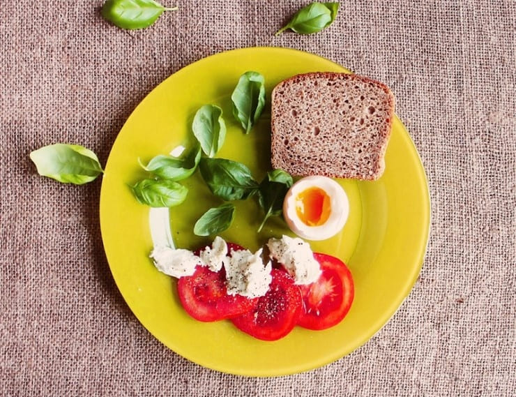 노란-접시에-담긴-빵과-달걀-채소-토마토