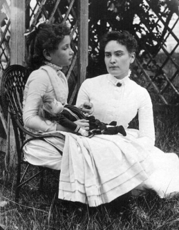 1888년 7월, 앤 설리번과 함께 케이프 코드에서 휴가를 보내는 헬렌 켈러