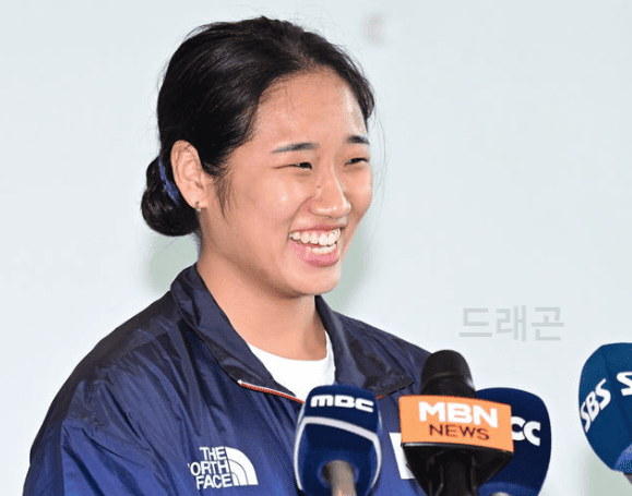 안세영 인터뷰 하고 있는 모습