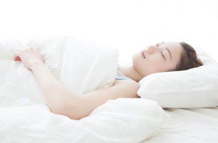 누워서 자는 여자.