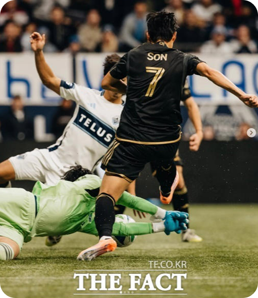 0-2로 끌려가던 후반 15분 집념의 슛을 날리고 있는 손흥민. [사진=LAFC, 더팩트]