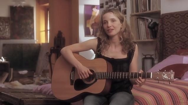 자작곡을 기타연주와 함께 부르는 셀린