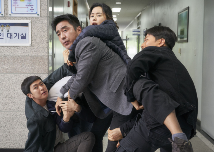 마약반 팀원들이 다른 팀원과 다투고 있는 장면