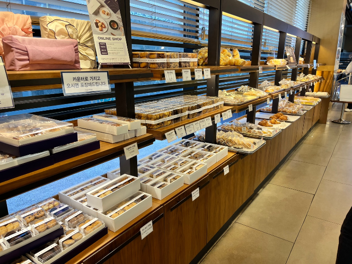 과자 빵 진열대