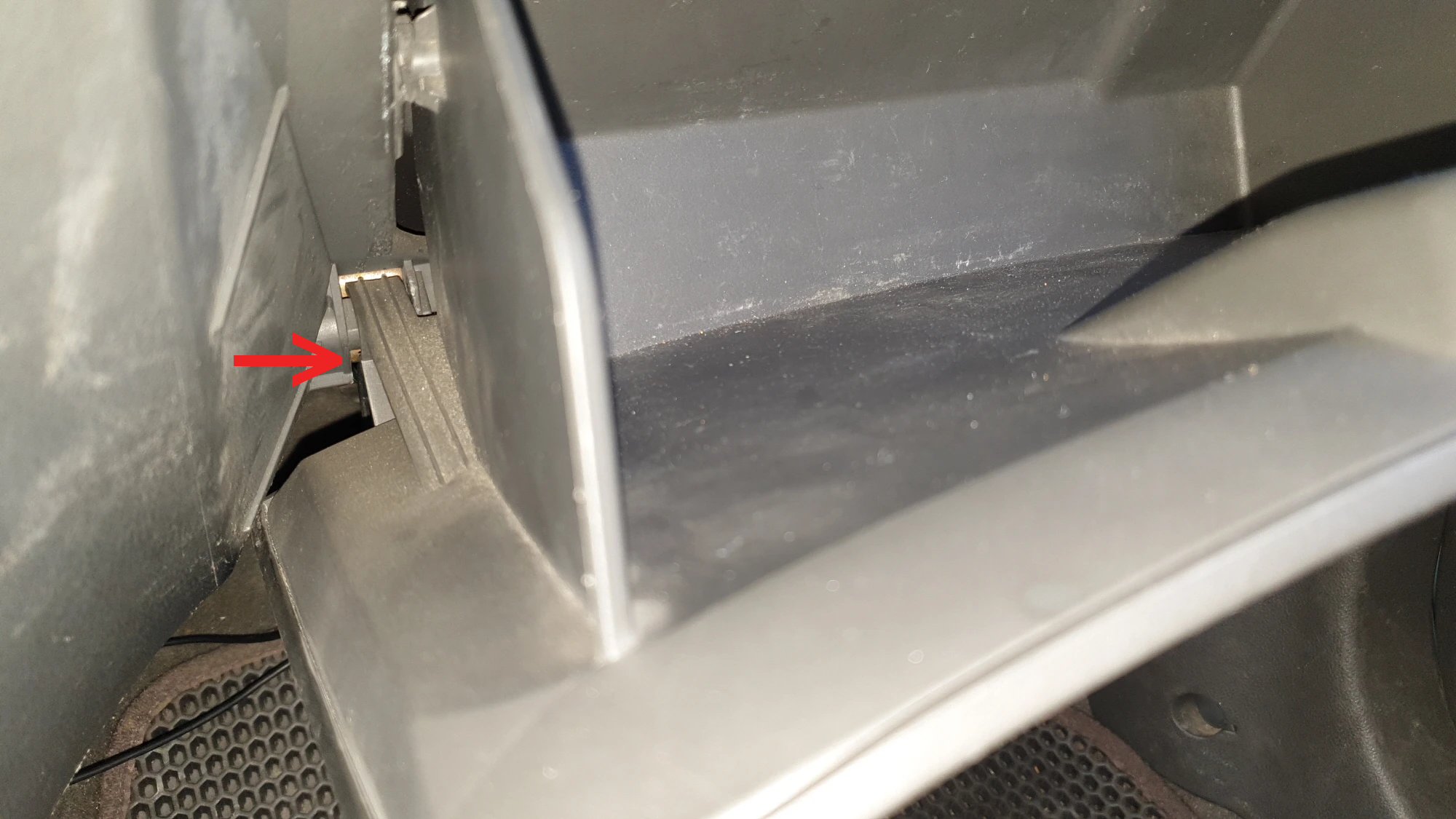 글로브박스 연결 부위