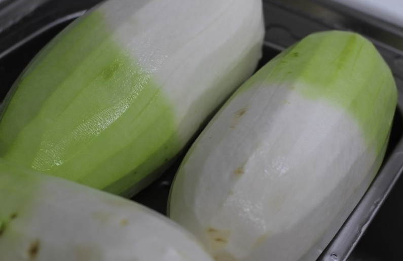 무생채 맛있게 하는법 : 깍은 큰 무가 물속에 담겨있다