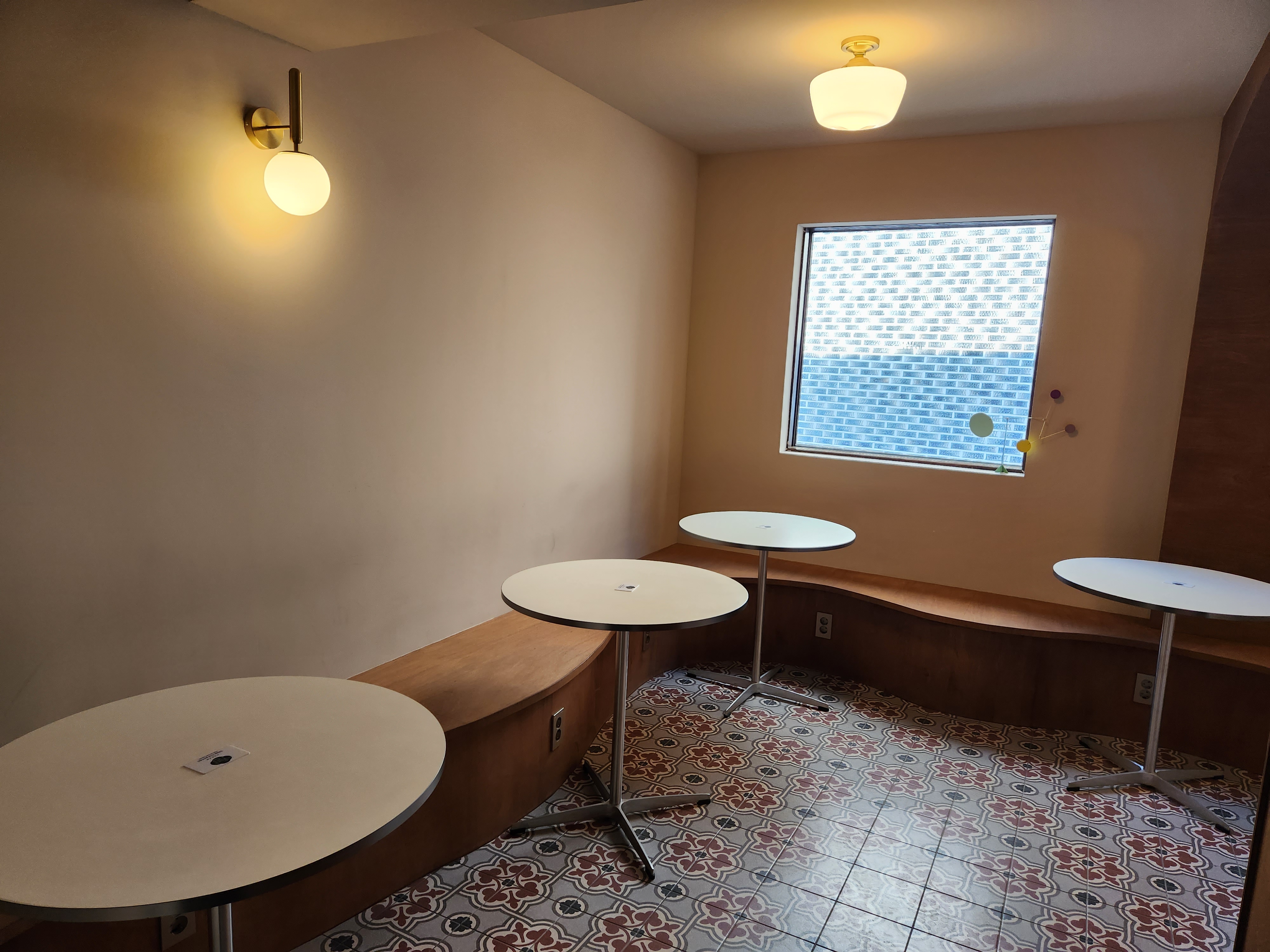 카페 1층 안쪽자리