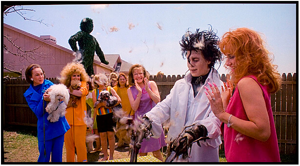 에드워드가 마을 사람들의 애견 미용을 해주고 있는 모습