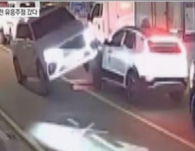 가수 김호중 목발짚고 등장 충격적인 검찰 구형