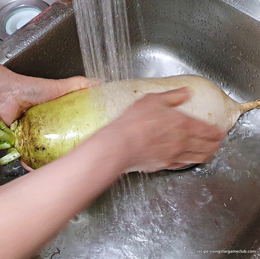 무생채 무침에 들어갈 무를 흐르는 물에 씻는 사진