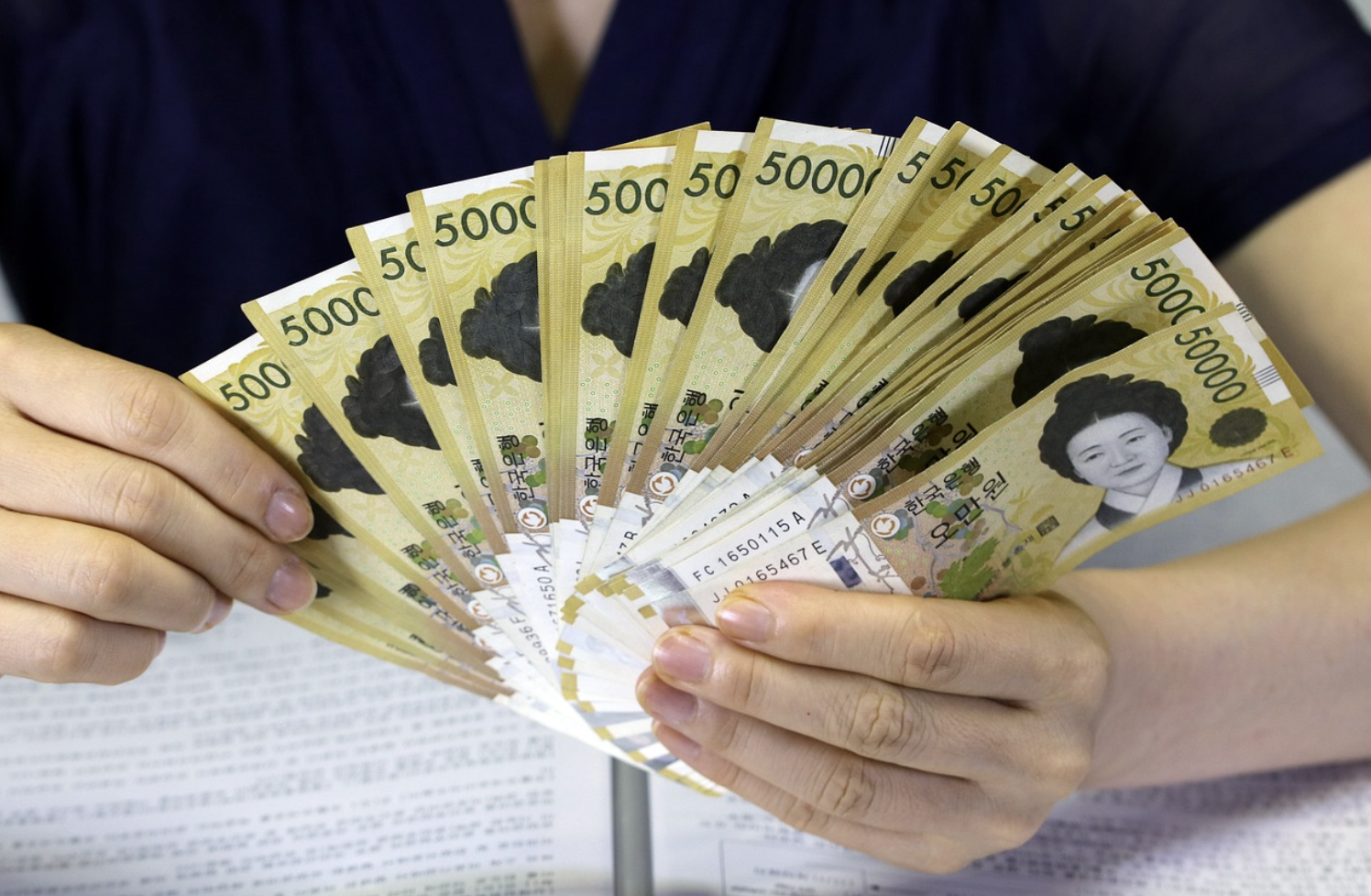 돈을 들고 있는 여자손