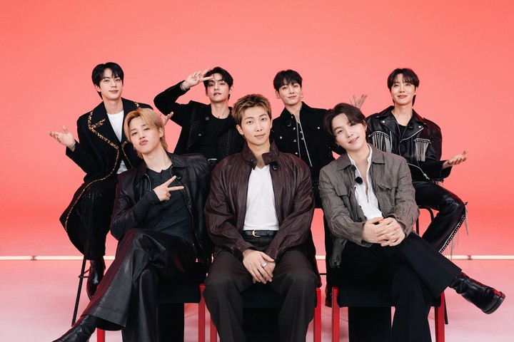 방탄소년단 BTS 핑크색 배경 멤버 7인 완전체 V사인 캐주얼 화보 촬영
