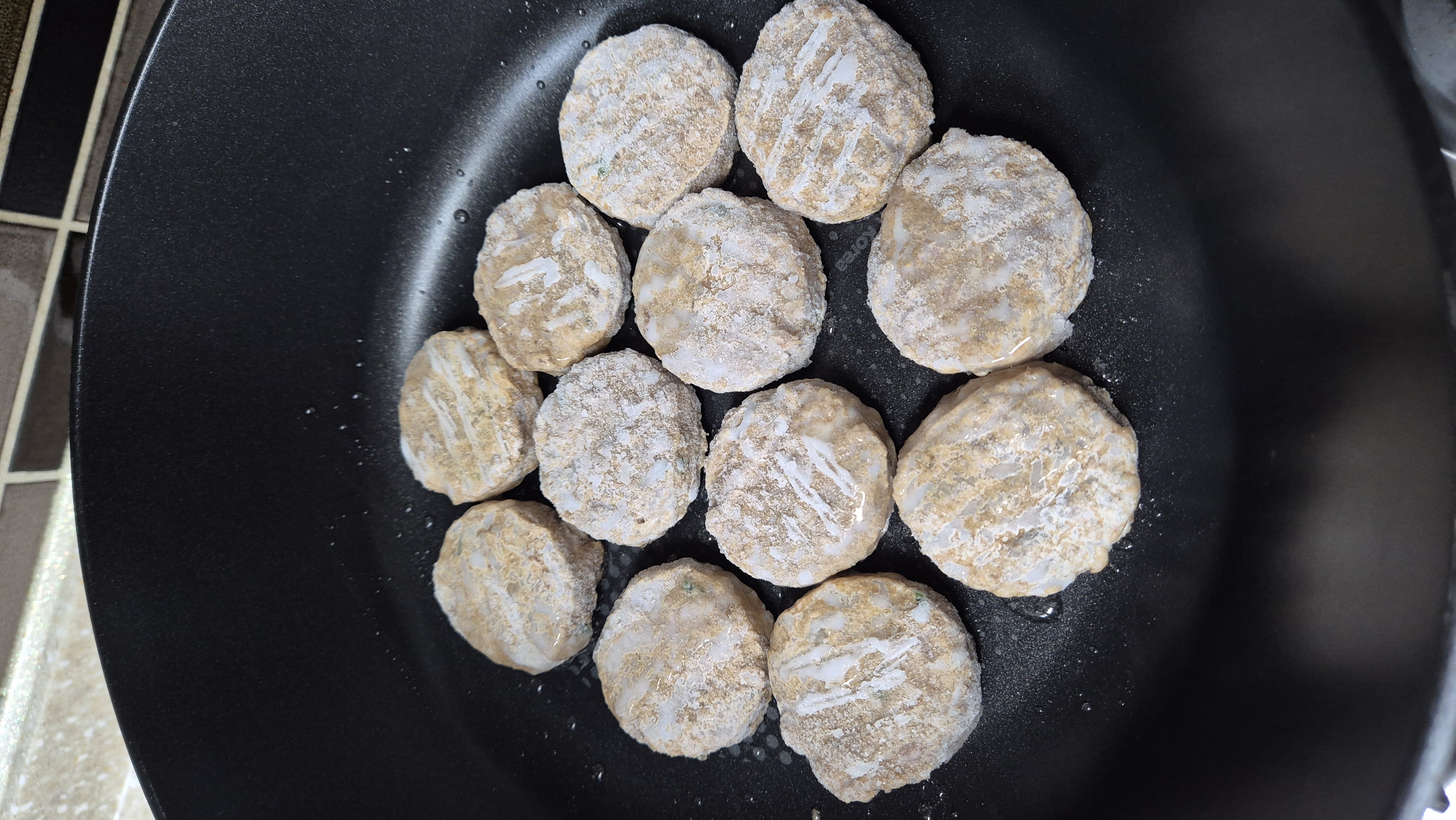 2명이서 먹는다면, 12개면 충분함.