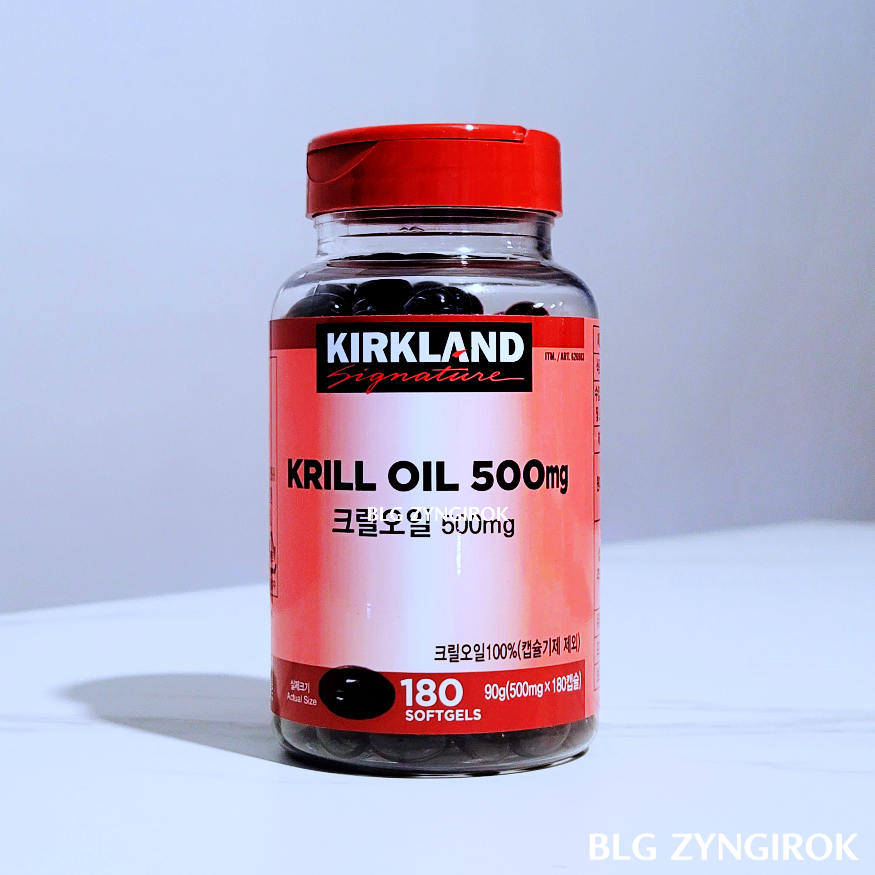 커클랜드-시그치처-크릴오일-500mg가-테이블-위에-서있다.