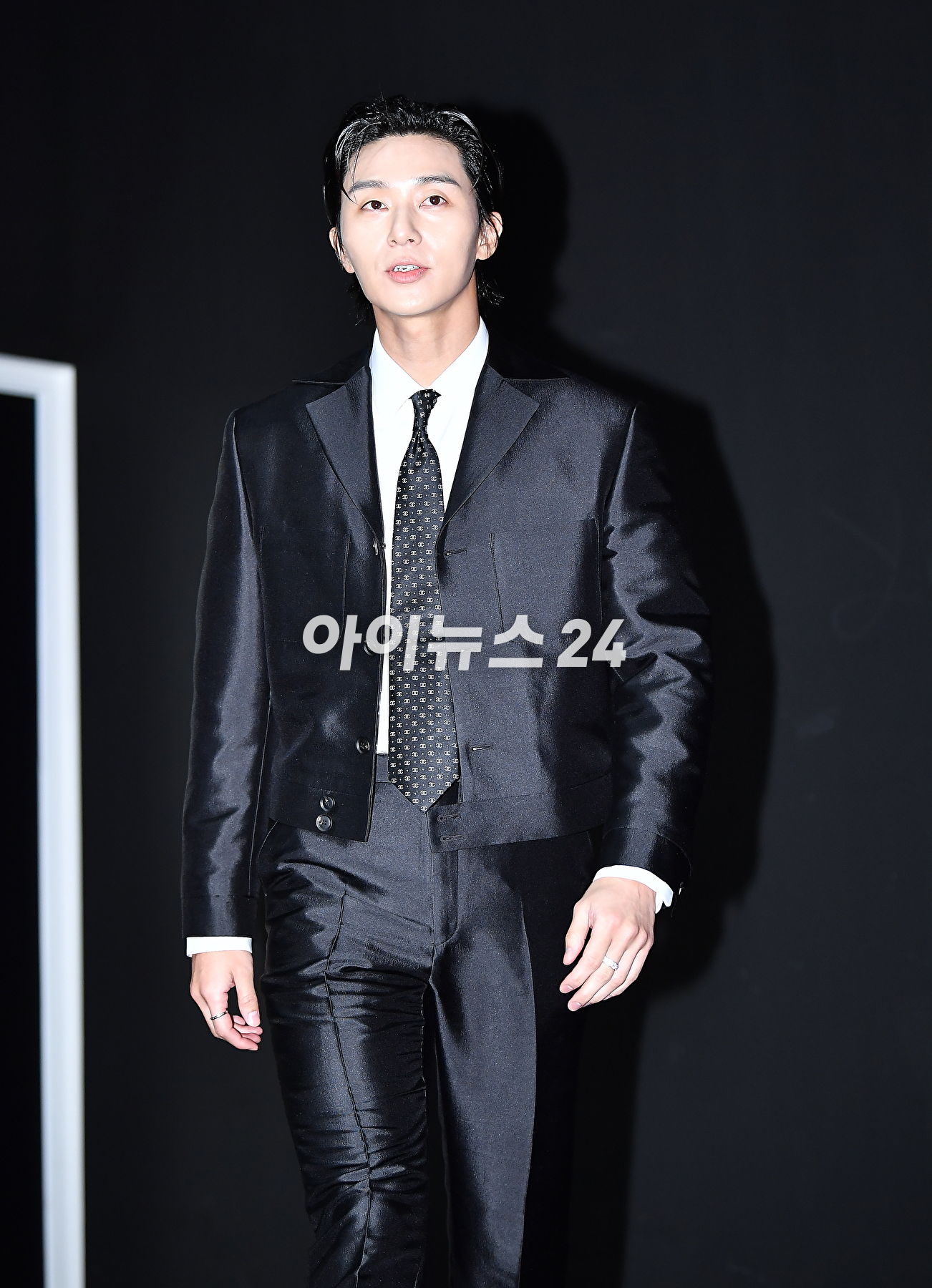 배우 박서준이 27일 오후 서울 광진구 파이팩토리 스튜디오에서 열린 트위드 샤넬 주얼리 행사에서 포토타임을 갖고 있다. [사진=곽영래 기자]