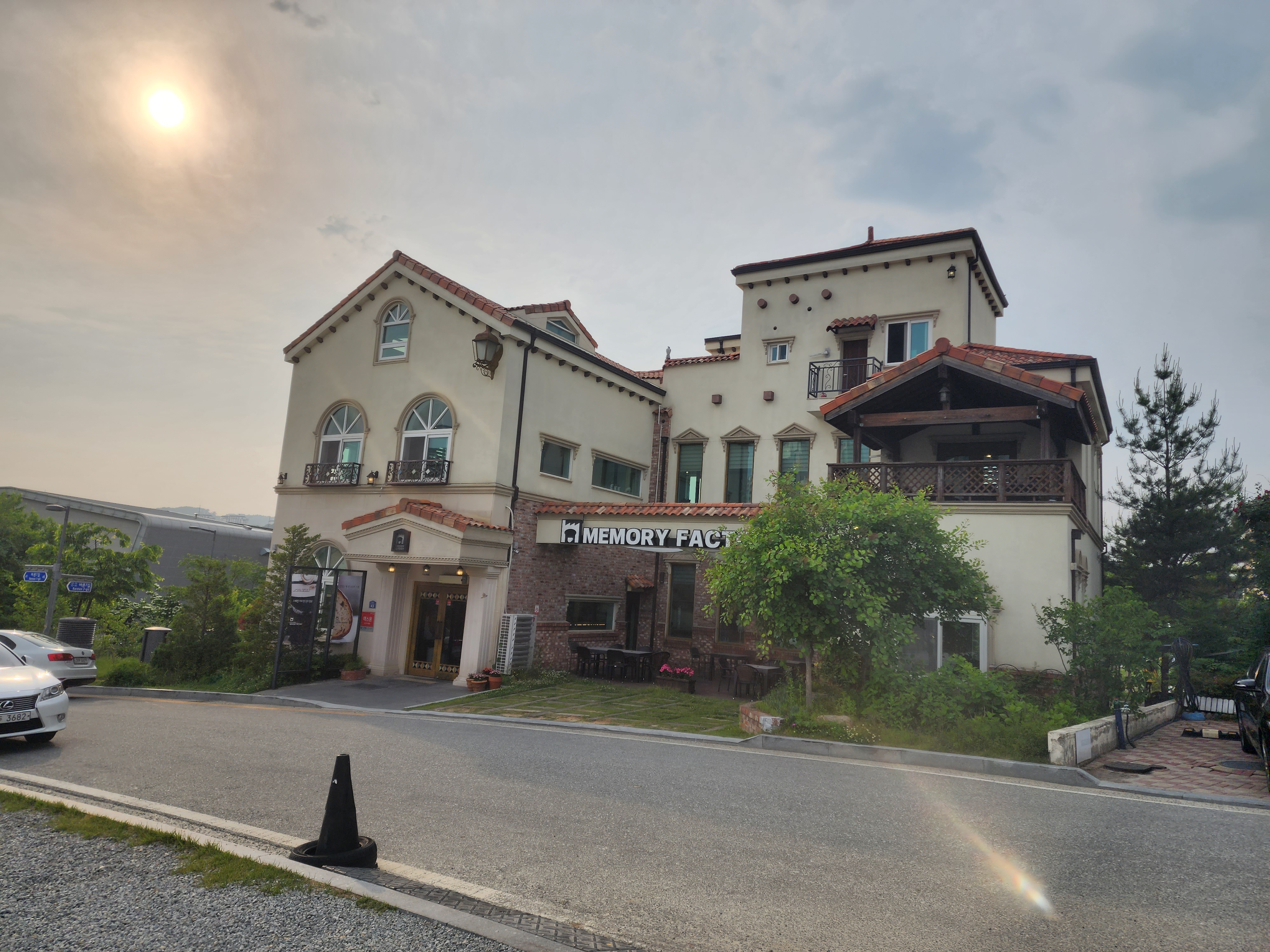 메모리 팩토리 카페 외관