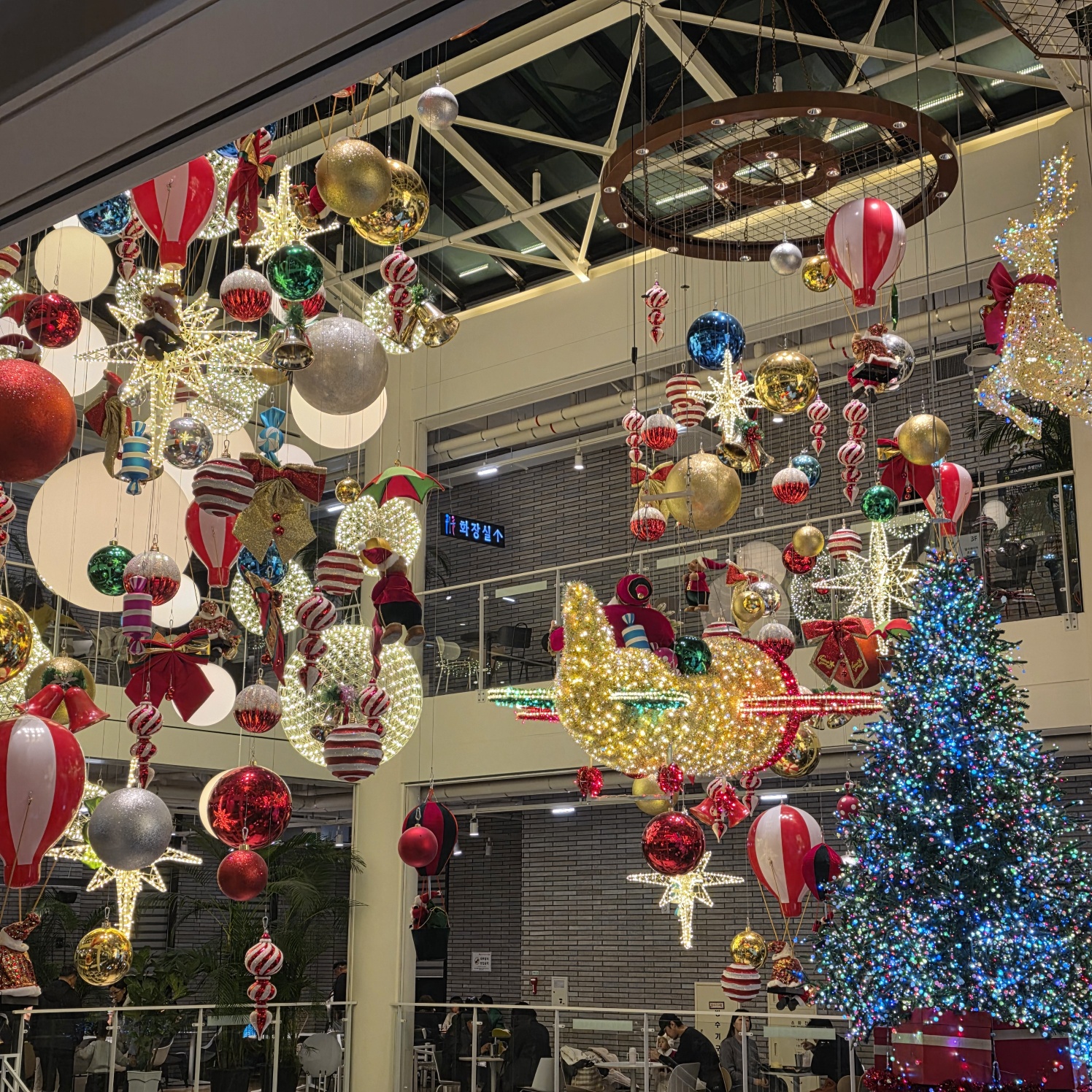 카페크리스마스트리높은천장에설치되어있는