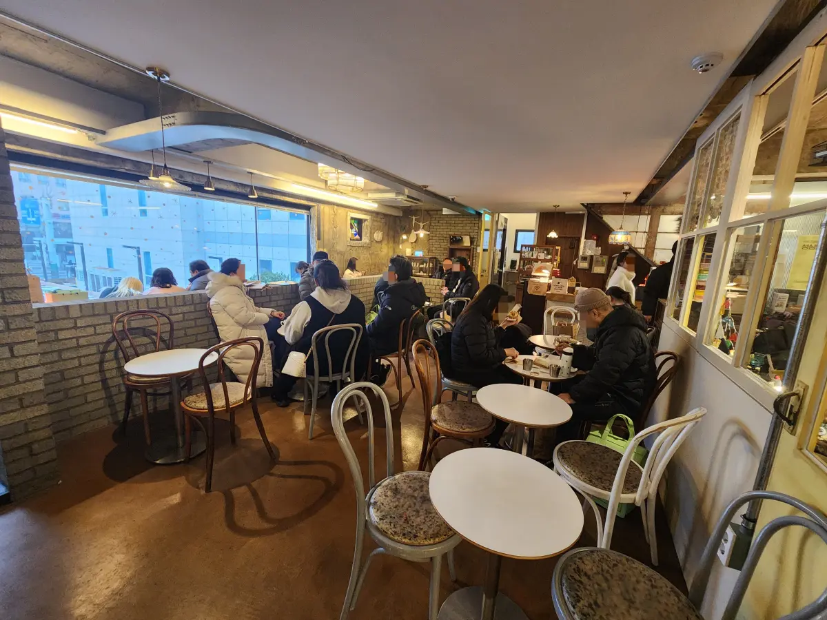대전-가볼만한곳-성심당-본점-빵-먹을수있는-카페-성심당문화원-2층-카페-공간