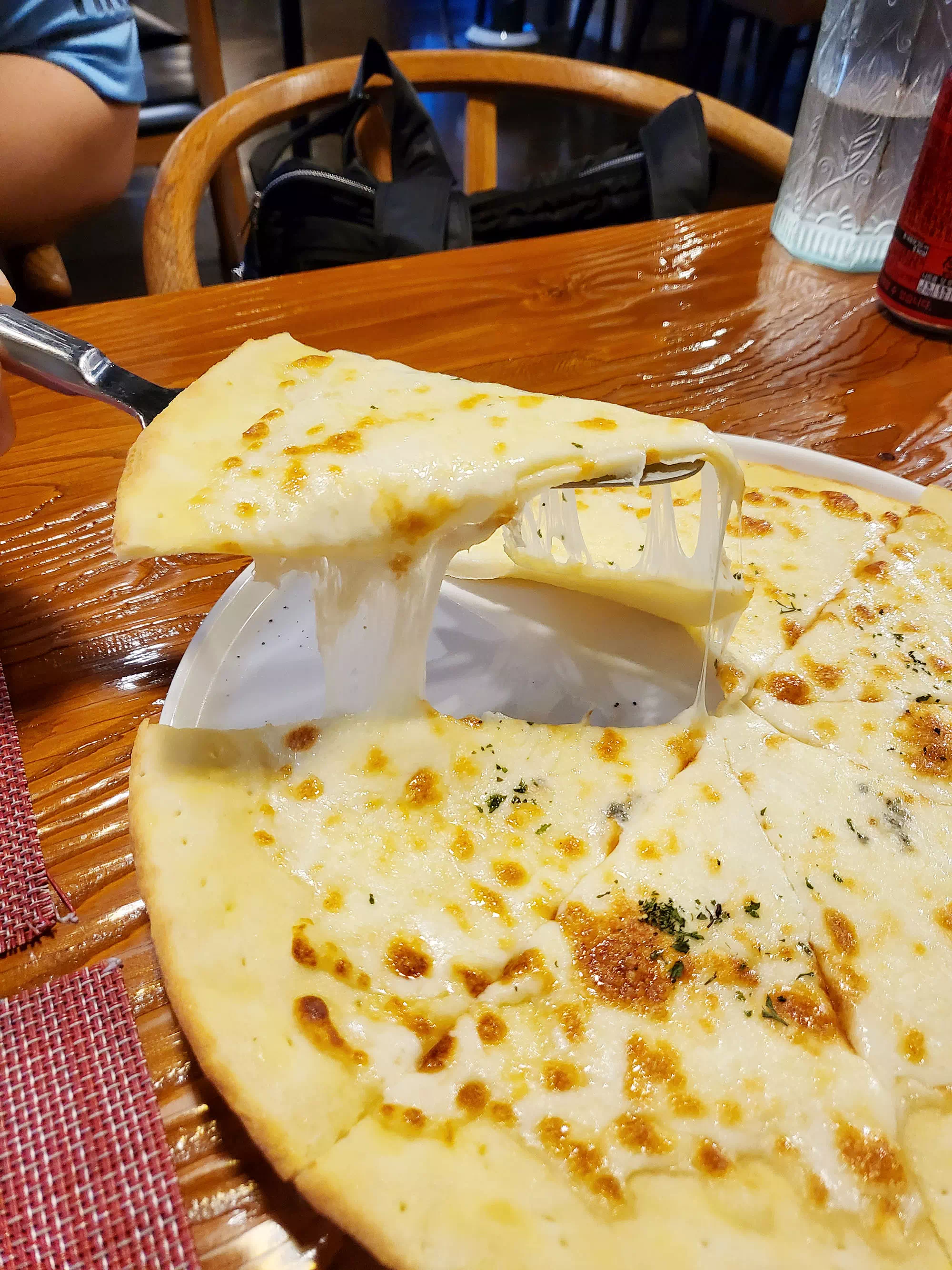 치즈가 늘어나는 피자