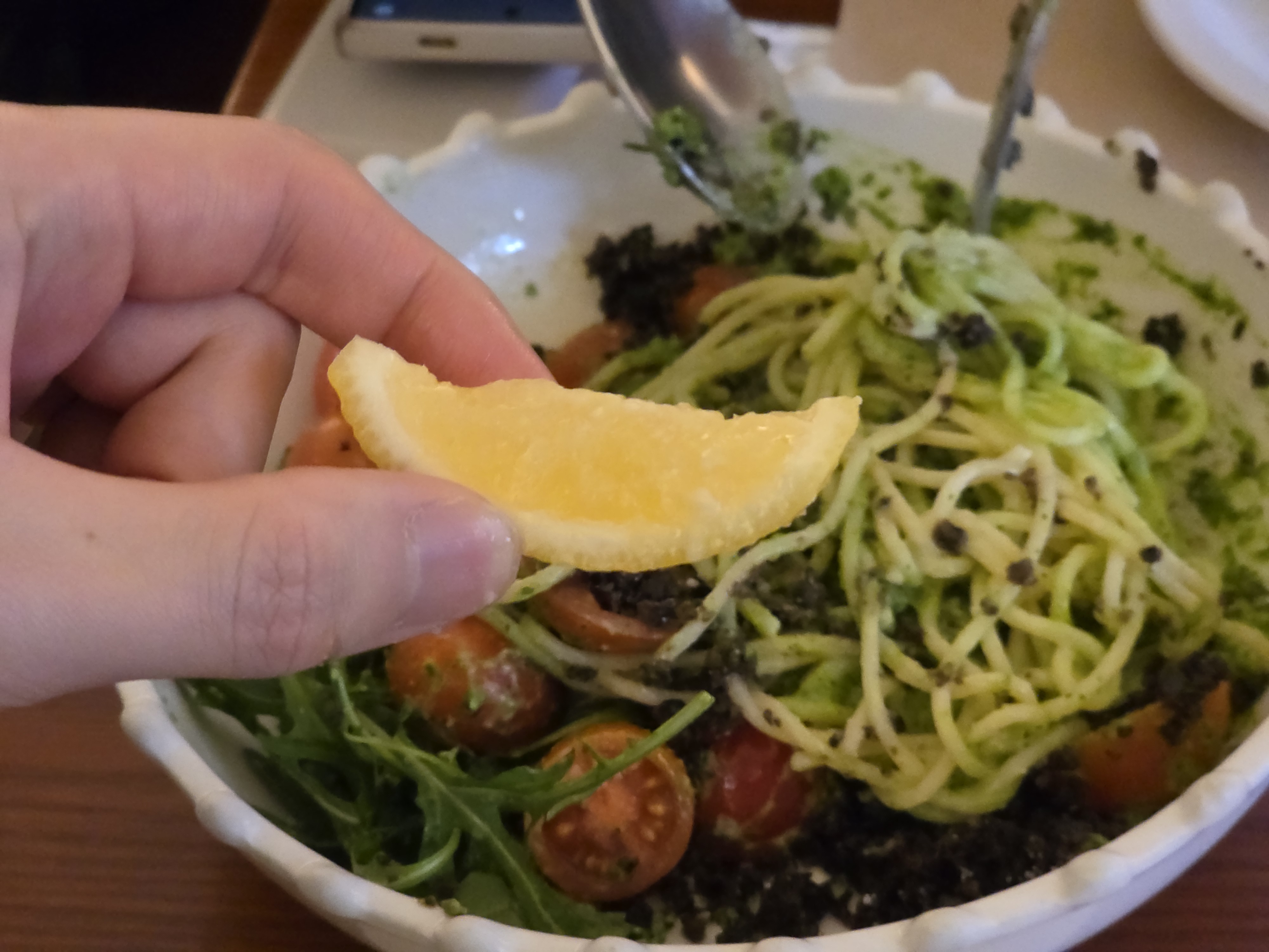 파스타에 즙을 내라고 준 레몬