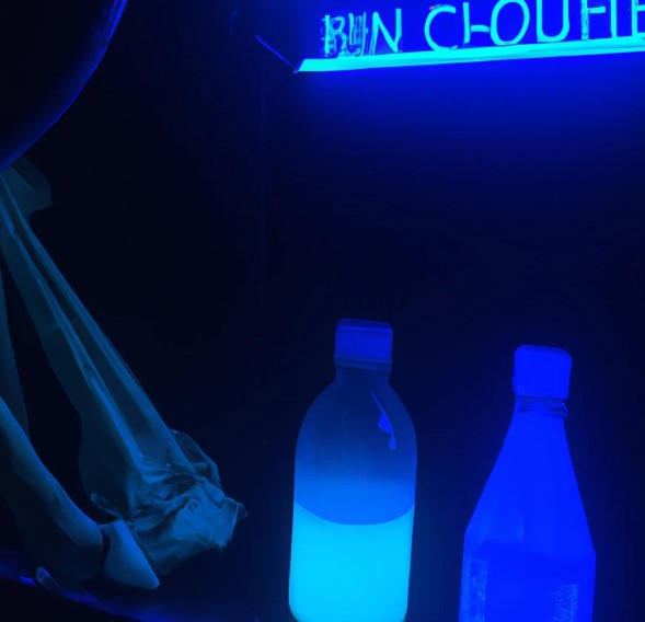 블랙라이트-카페-메뉴-소품-사진