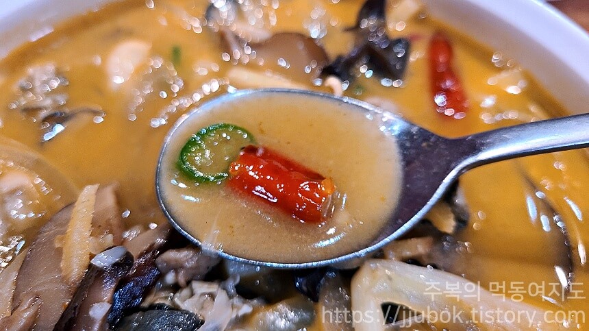 연중반점-굴짬뽕-국물-맛